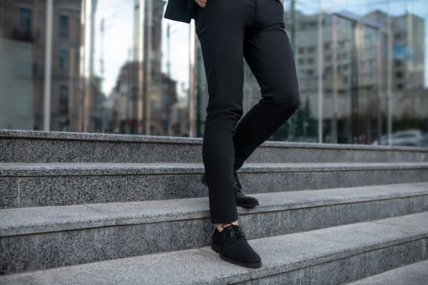 男人的腿在台阶上的特写照片图片下载