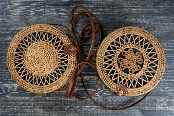 沃现代时尚的圆形稻草袋上的木制背景图片下载