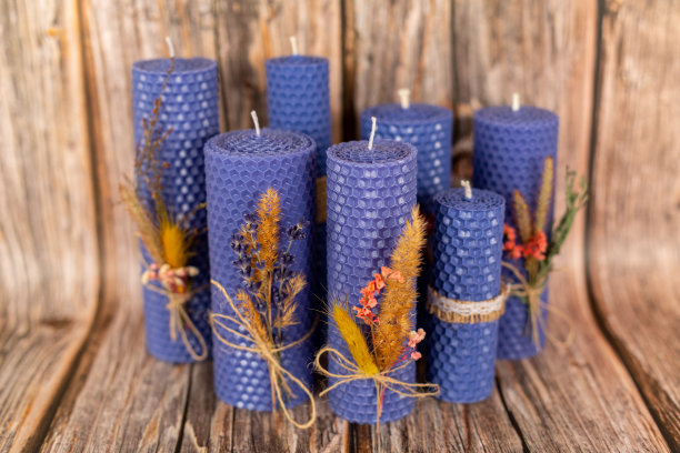 用天然蜡在木板上手工制作的丁香色蜂蜜蜡烛。元素来自天然材料。圣诞或新年作文。照片的明信片。图片下载