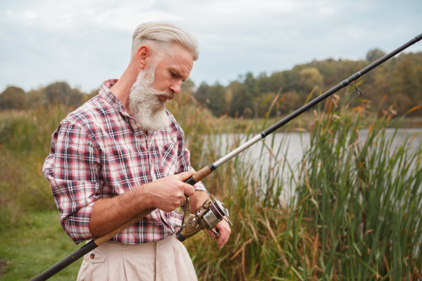 一位老人在湖边钓鱼图片下载