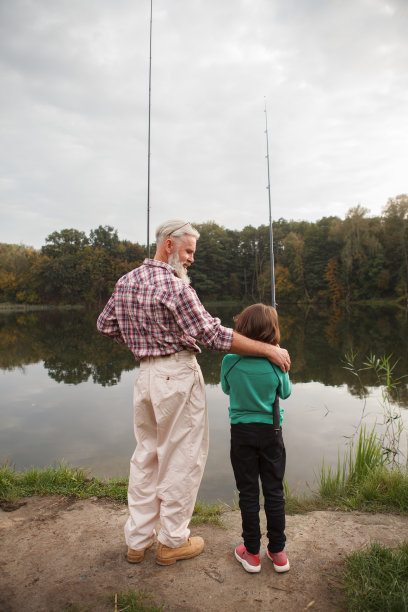 小男孩和他的爷爷钓鱼图片下载