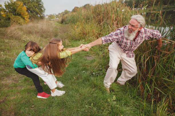 老人钓鱼和他的孙子图片下载