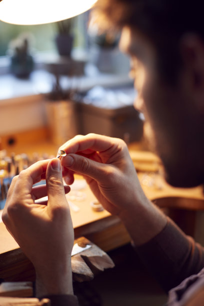 男性珠宝商的近距离观察设置在工作室的戒指图片下载