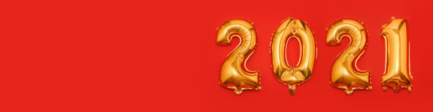 2021年圣诞节的金色气球在红色背景上孤立的数字形式。2021年新年快乐。平躺，俯视图。横幅。文本复制空间图片下载