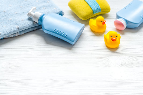 新生儿沐浴时间概念与护理化妆品产品图片下载