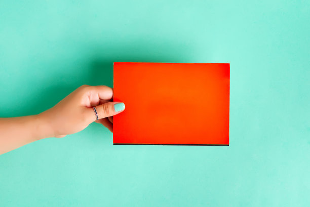 红色模拟明信片问候文字在一个女人的手。图片下载