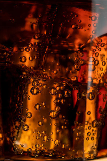 一杯加冰的可乐。图片下载