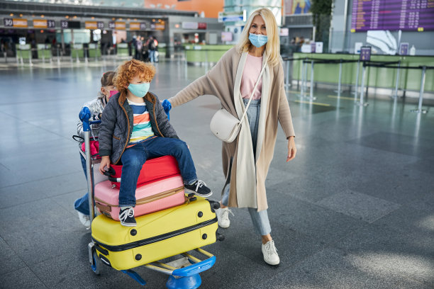 妈妈和她的孩子们推着一辆车图片下载