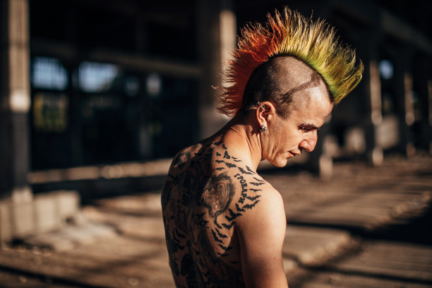 赤膊朋克站在废弃的建筑图片下载