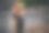染着莫霍克头的朋克男站在城市的街道上图片下载