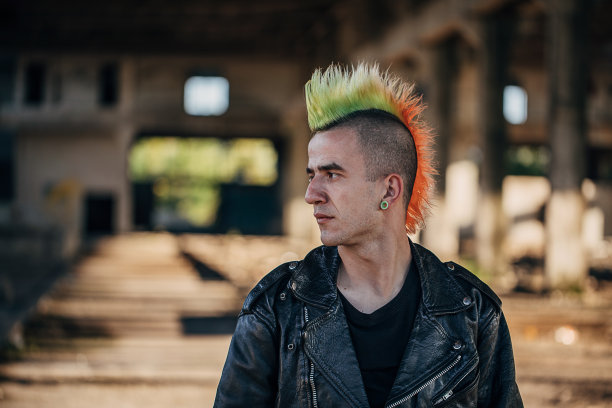 一个年轻的朋克男子的肖像图片下载