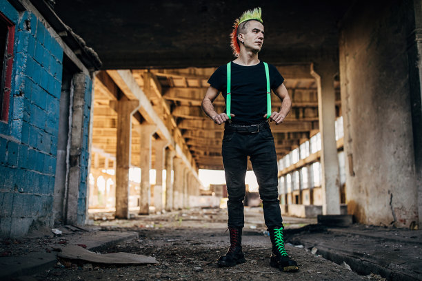 一个年轻人站在废弃的仓库里图片下载