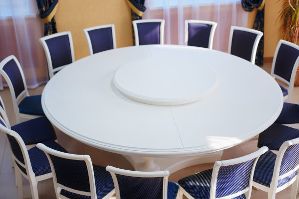 空的白色圆桌会议桌子和椅子。外交的背景。图片下载