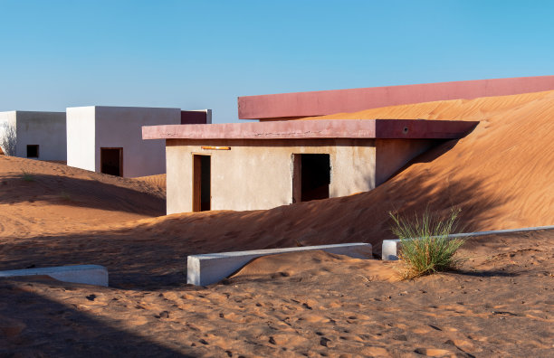 阿联酋迪拜附近的沙漠中被沙丘吞噬的废弃房屋图片下载