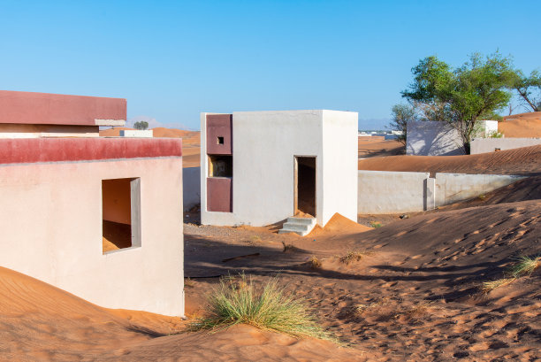 阿联酋迪拜附近的沙漠中被沙丘吞噬的废弃房屋图片下载