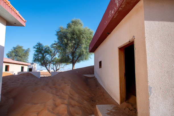 阿联酋迪拜附近的沙漠中被沙丘吞噬的废弃房屋图片下载