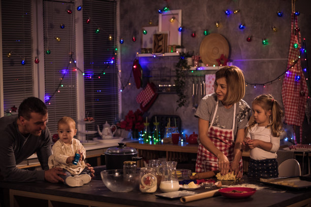 揉面和和家人在一起的女人图片下载