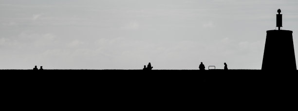 瞭望点上人们的剪影。图片下载