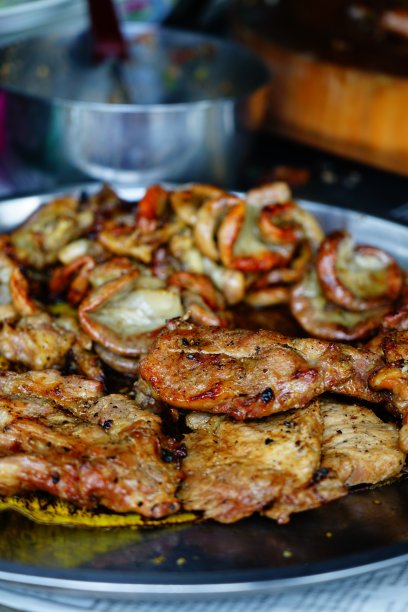 烤猪肉配泰国街头小吃图片下载