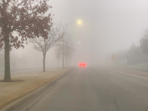 开车在雾中图片下载