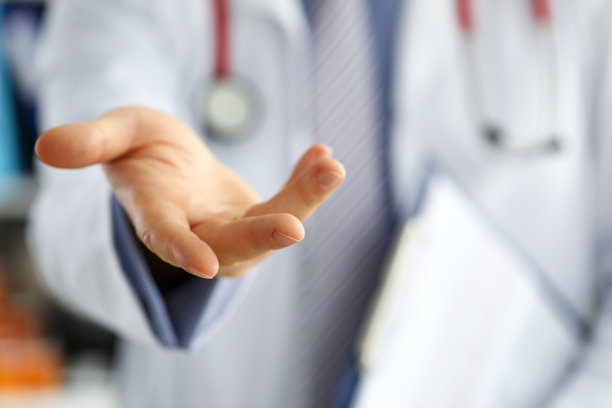 男医生提供帮助的手特写图片下载