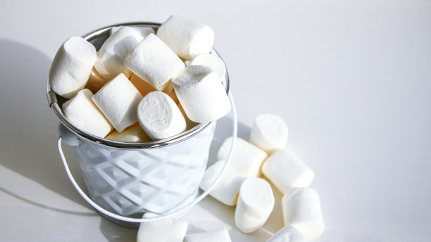 白色迷你棉花糖背景特写纹理。食品的背景。副本的空间。白色金属桶图片下载