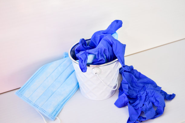 垃圾桶内使用过的传染性口罩和医用手套。冠状病毒垃圾图片下载