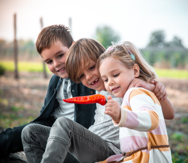 三个孩子在花园里玩图片下载