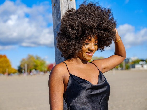 一个非洲女人在沙滩上图片下载