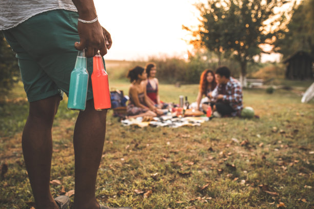 带美味的饮料去参加我朋友的野餐图片下载