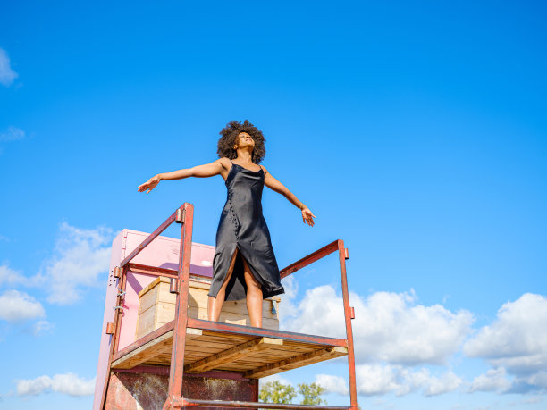 一个非洲女人在沙滩上图片下载