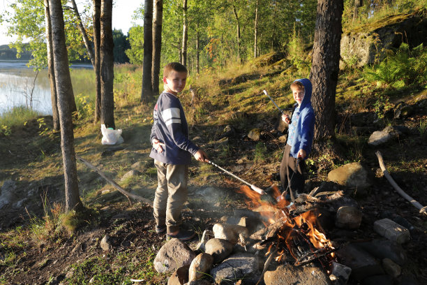 孩子们在火上煎香肠图片下载