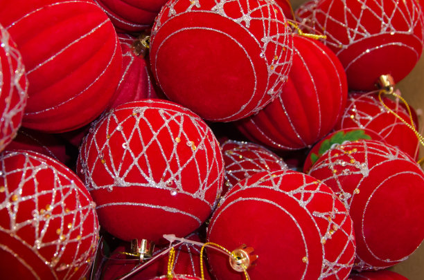 很多红色的圣诞装饰品，玩具选择性的焦点图片下载