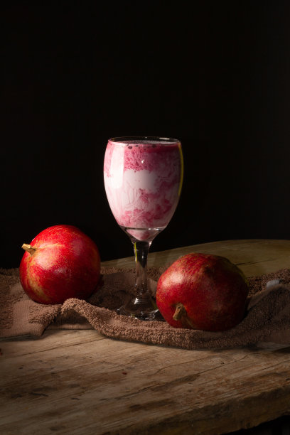 牛奶和石榴冰沙图片下载