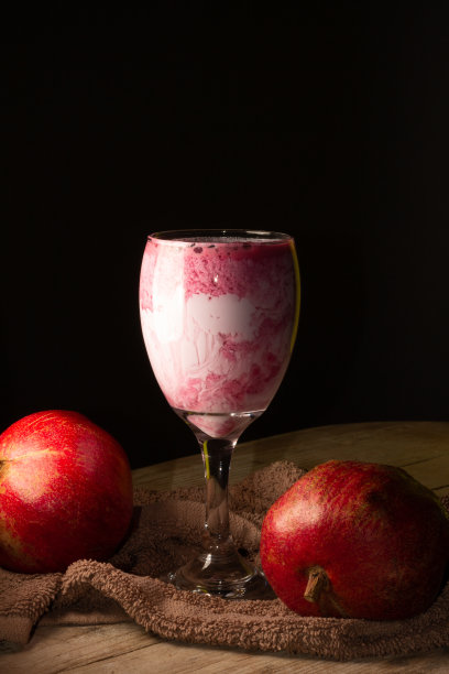 天然蛋白质奶昔与石榴水果和有机牛奶。图片下载