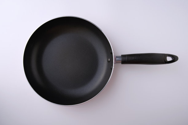 空的不粘锅孤立的白色背景特写，俯视图图片下载