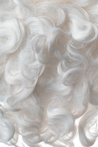 圣诞老人胡子在白色的背景上的全帧近距离照片图片下载