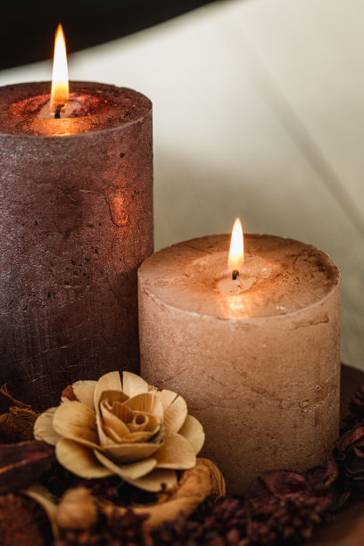 在温泉中燃烧的装饰蜡烛图片下载