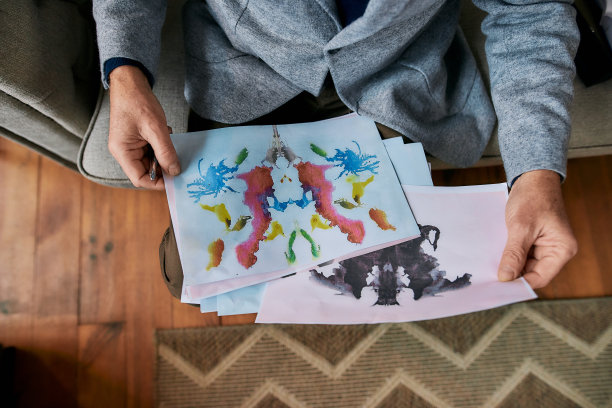 得到治疗。俯视图的心理学家选择图片与墨水污点，罗夏墨迹治疗期间图片下载