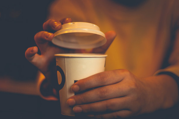 特浓咖啡在围裙是拿在手里的热咖啡在白色外卖纸杯库存照片图片下载