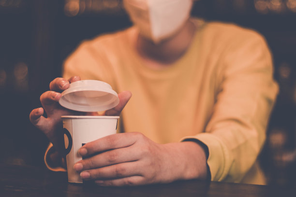 特浓咖啡在围裙是拿在手里的热咖啡在白色外卖纸杯库存照片图片下载
