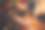 快乐的小女孩和她的爸爸在家里装饰圣诞树。图片下载