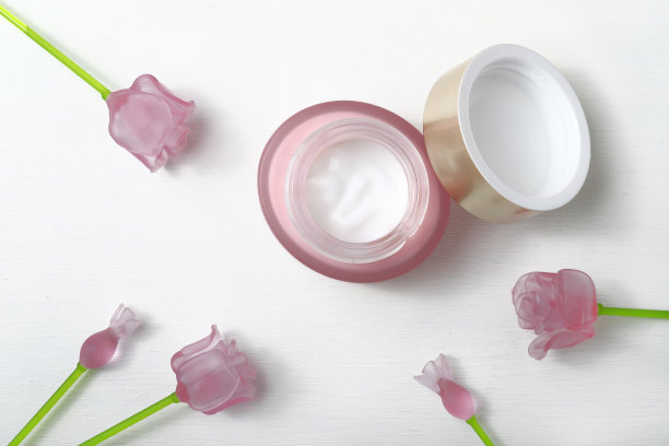 奶油和玫瑰的罐子图片下载