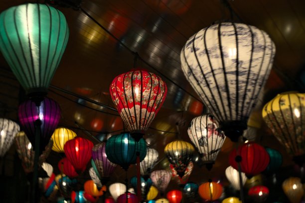 软焦点中国灯笼在明亮的颜色图片下载