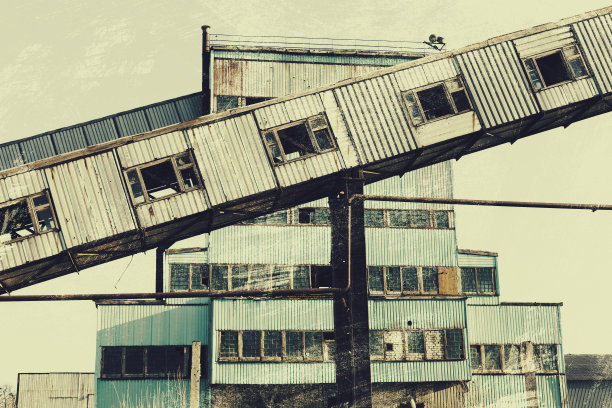 旧的，生锈的门式起重机在铁路上，一个废弃的混凝土工厂。危机、经济崩溃和生产能力的关闭导致了崩溃。全球灾难。一张古老照片的效果。图片下载