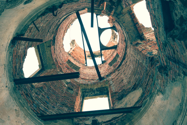 乌克兰日托米尔的一座古老城堡Tereshchenko Grod遗址。在蓝天的背景下，在大地上长着绿草。19世纪的宫殿。复古效果，有划痕和裂纹。图片下载