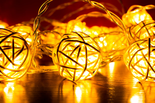 圣诞彩灯特写照片。晚上的惬意心情。节日的时间。假期的概念。新年快乐。图片下载