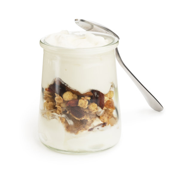 新鲜的酸奶和格兰诺拉麦片放在一个玻璃碗里，用勺子隔离白色图片下载