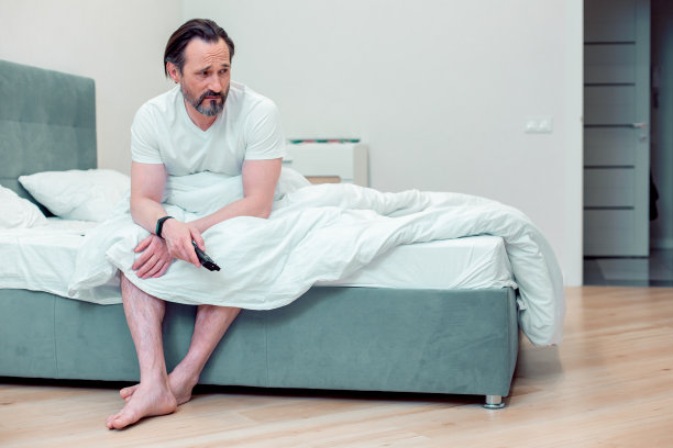 悲伤的人厌倦了自我孤立图片下载