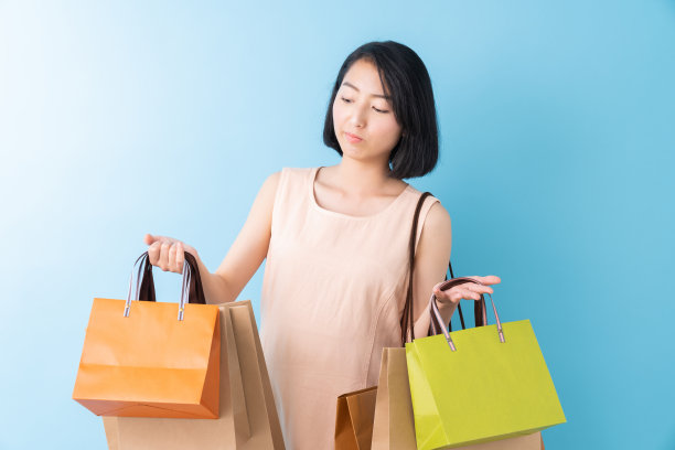 拎着购物袋思考的亚洲女人图片下载